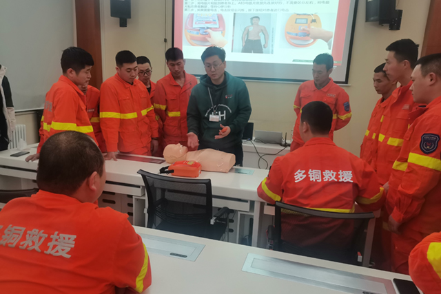 多寶山銅業(yè)組織心臟復(fù)蘇和全自動(dòng)體外除顫儀（AED）培訓(xùn)學(xué)習(xí)2.jpg
